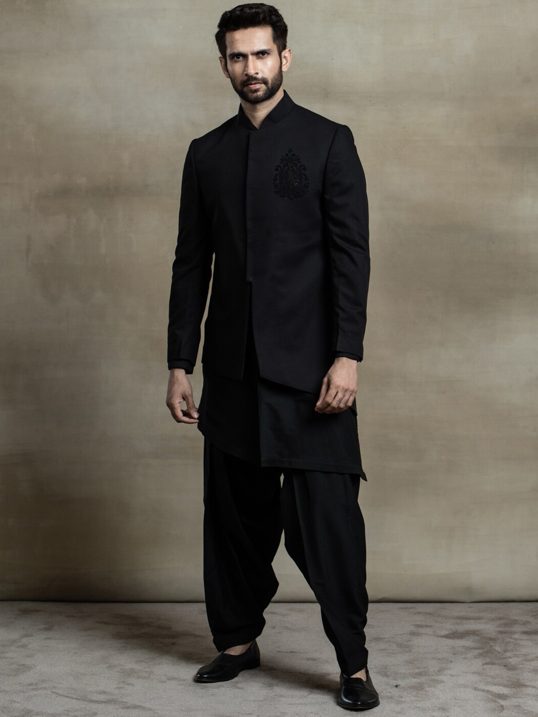 

Tasva Mandarin Collar Sherwani Set, Black
