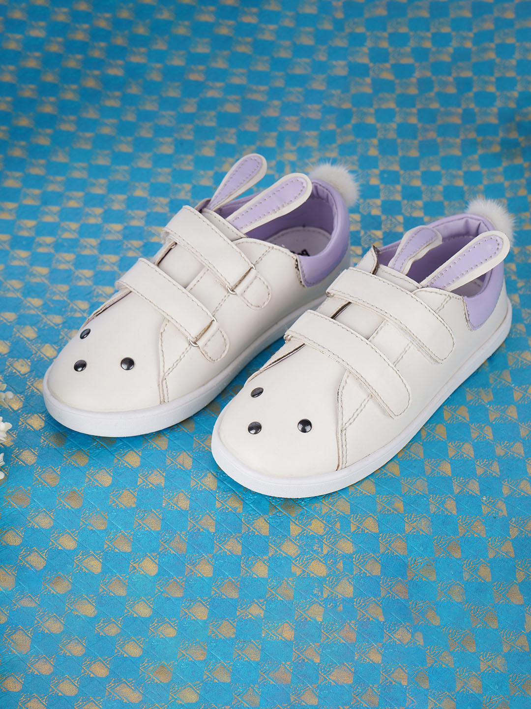 

BOYZ N GALZ Girls Lightweight Velcro Sneakers, White