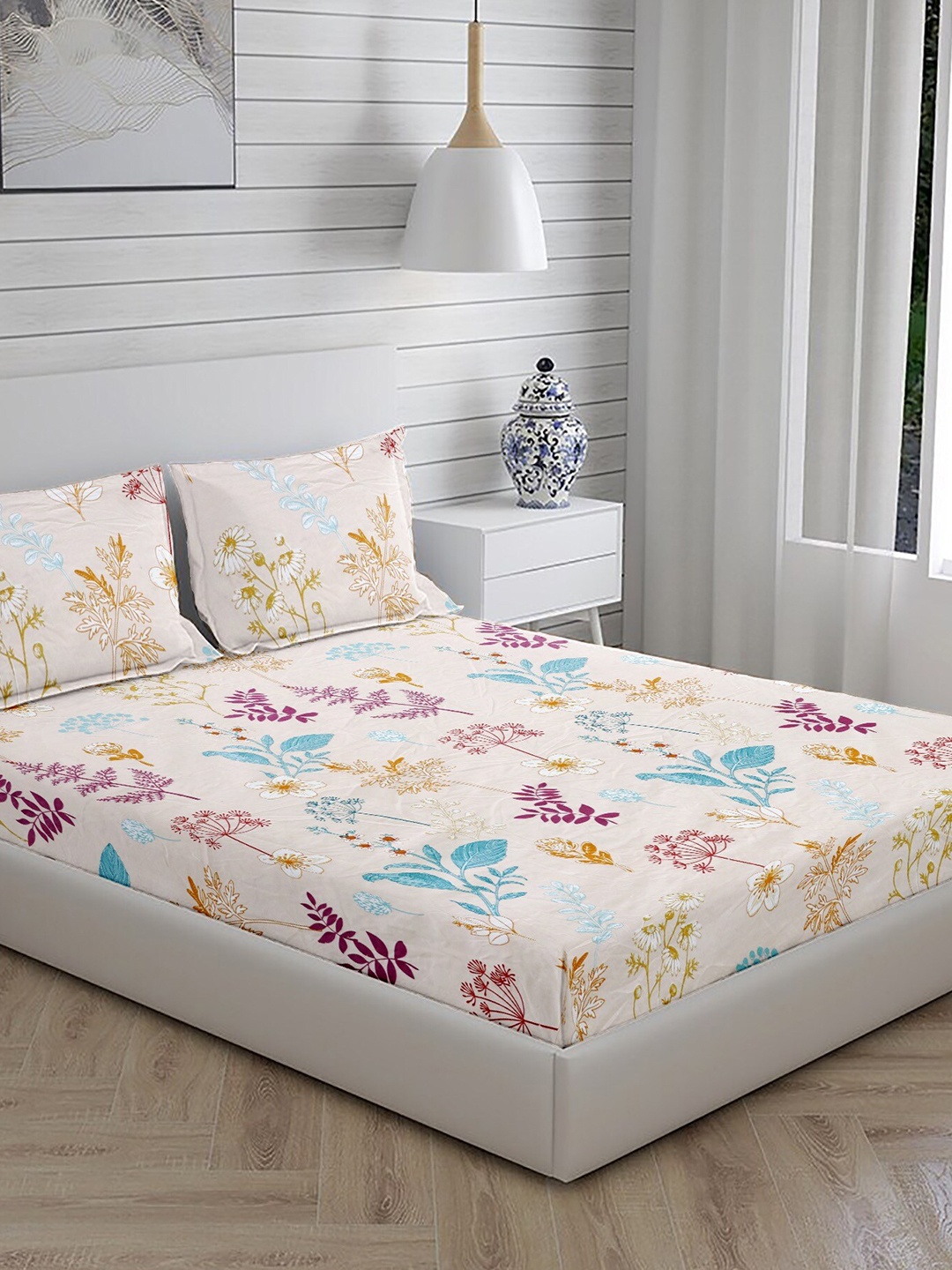 

Stylespace by Isha White & Blue Floral Cotton 250 TC King Bedsheet With 2 Pillow Covers