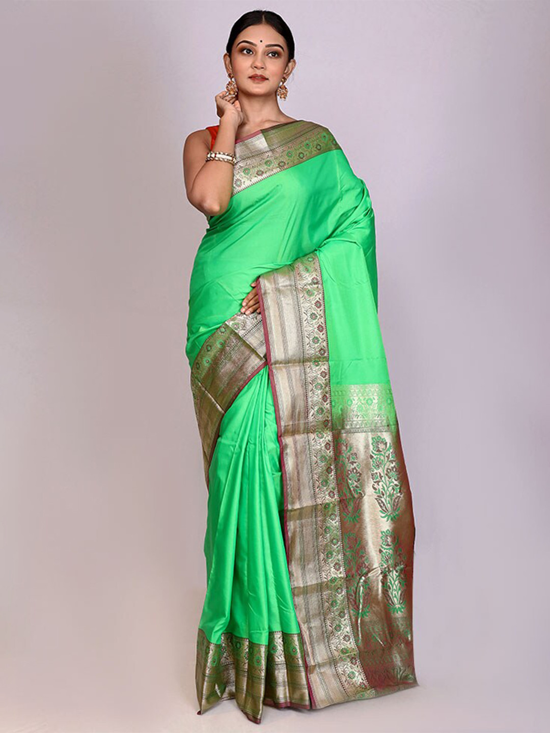 

AllSilks Green & Gold-Toned Woven Design Zari Silk Blend Kanjeevaram Saree