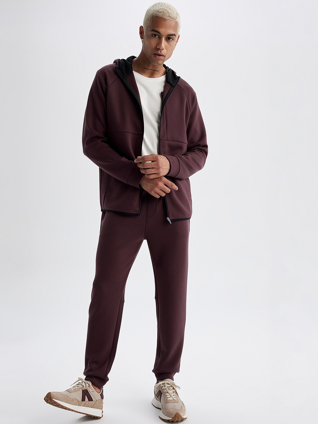 

DeFacto Men Mid Rise Sports Joggers, Burgundy
