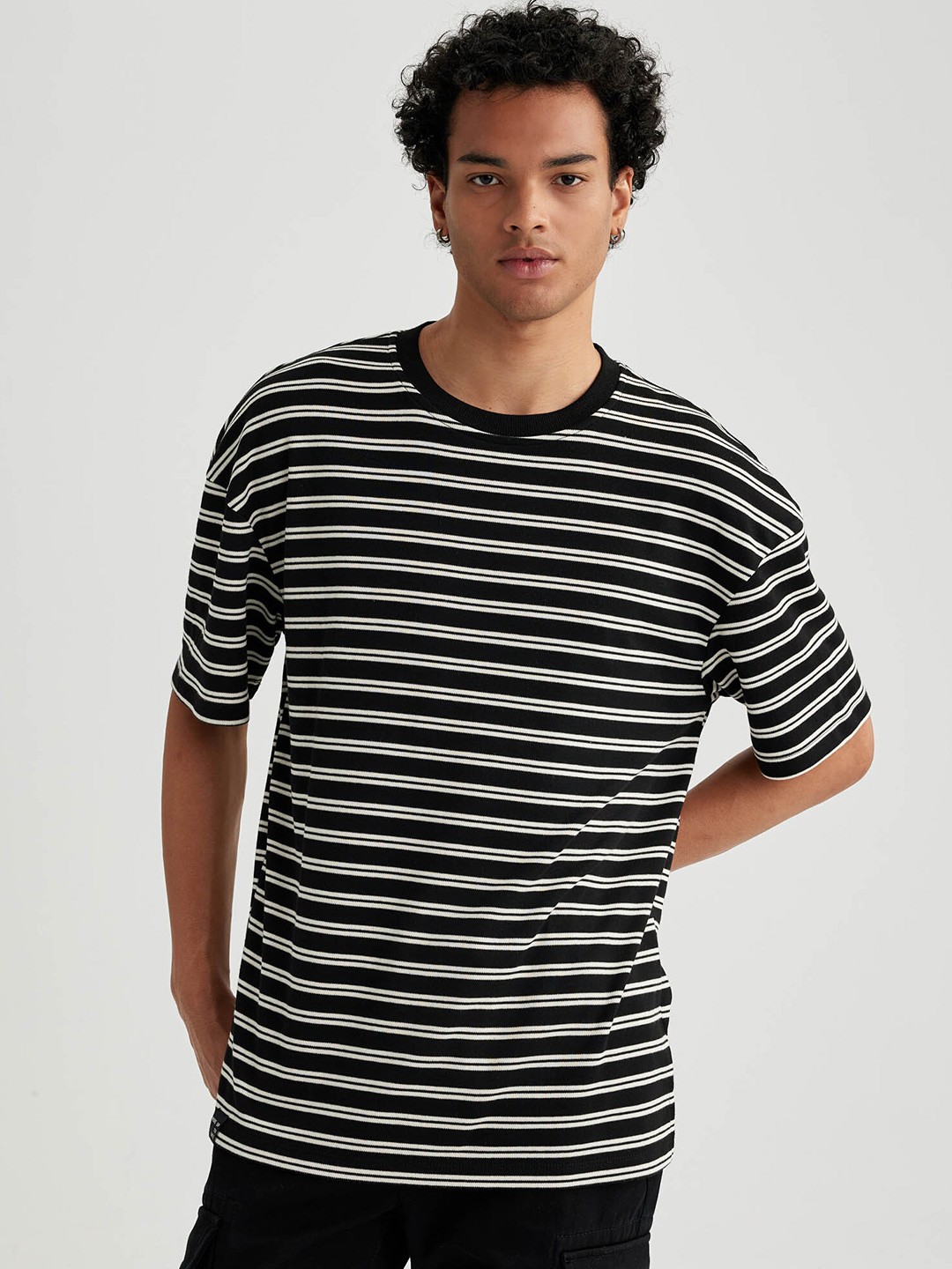 

DeFacto Striped Drop-Shoulder Sleeves Oversized T-shirt, Black