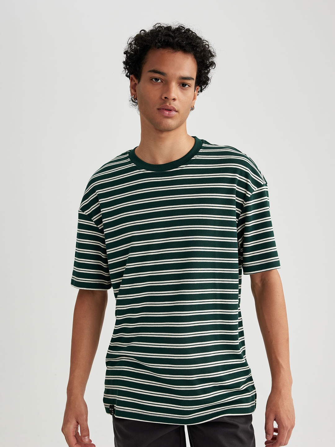 

DeFacto Striped Drop-Shoulder Sleeves T-shirt, Black