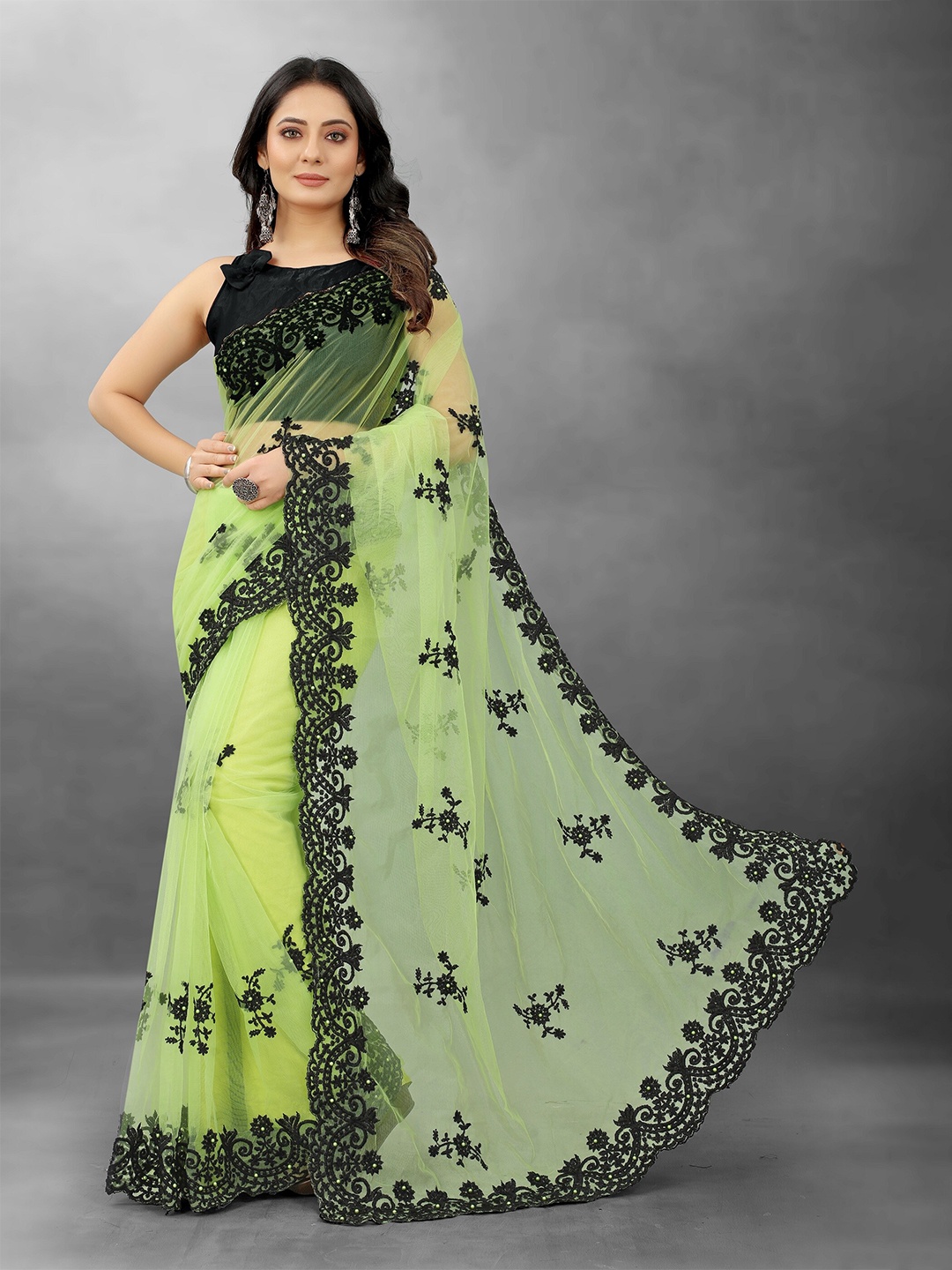 

BARKIYA CREATION Floral Embroidered Beads And Stones Net Saree, Green
