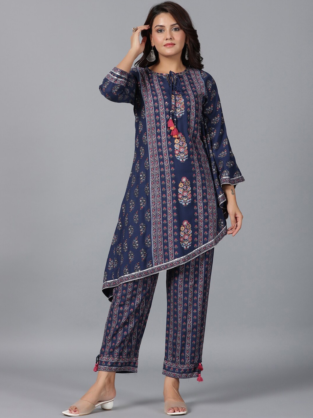 

Juniper Ethnic Motifs Printed Tie Up Neck Regular Kurta with Trousers, Navy blue