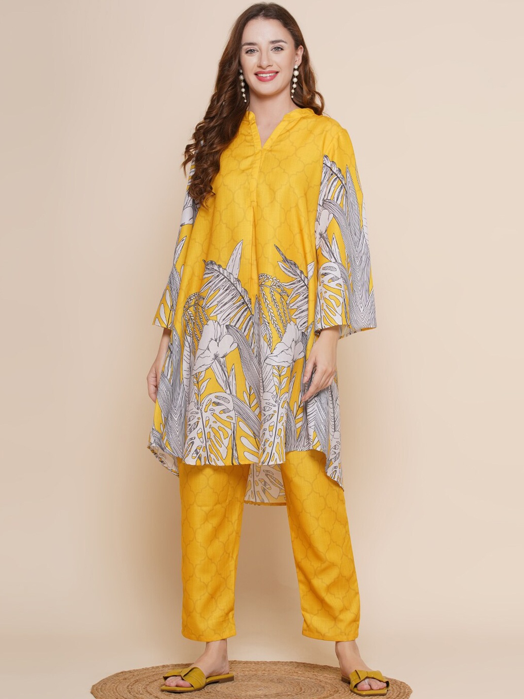 

Bhama Couture Floral Printed Regular Kurta with Palazzos, Yellow