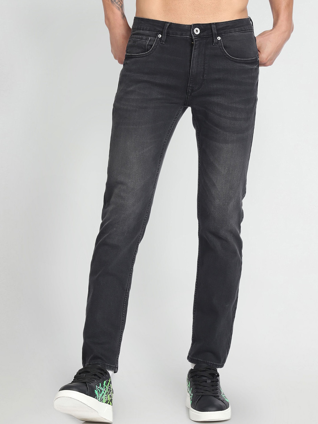 

Flying Machine Men Clean Look Slim-Fit Mid-Rise Light Fade Stretchable Jeans, Black