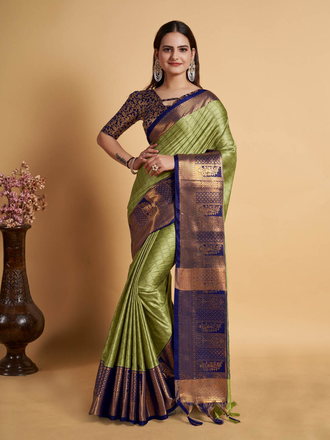 

DWINI Geometric Woven Design Zari Dharmavaram Saree, Green