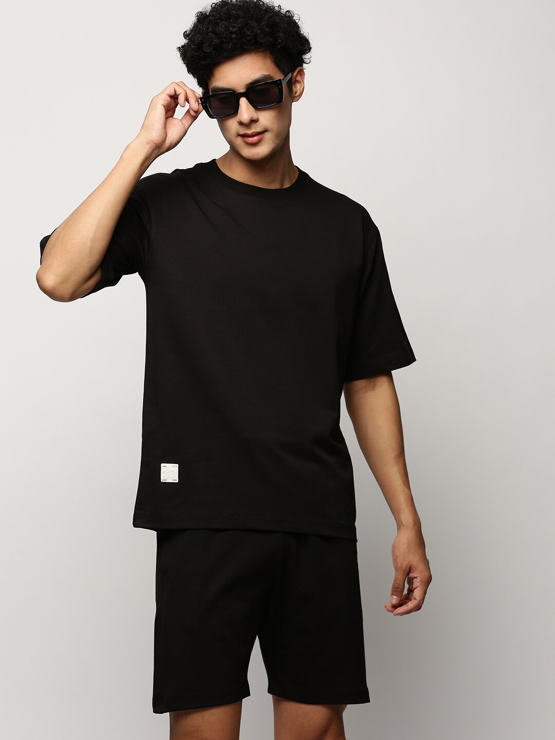 

SHOWOFF Round Neck T-Shirt & Shorts, Black