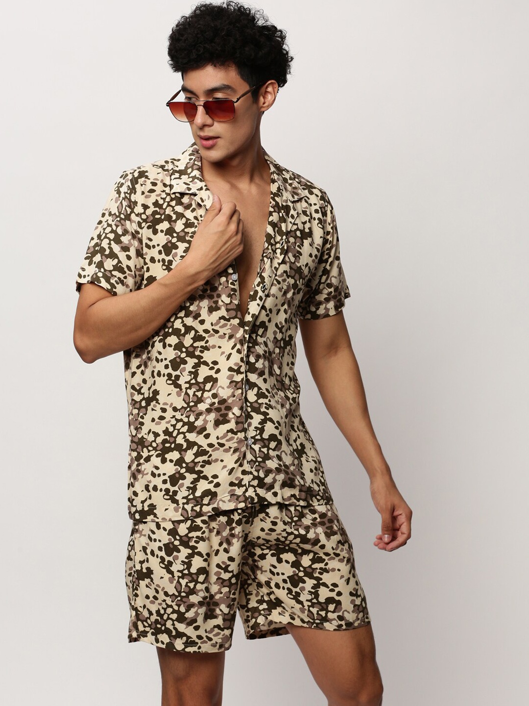 

SHOWOFF Men Printed Shirt With Shorts Set, Cream