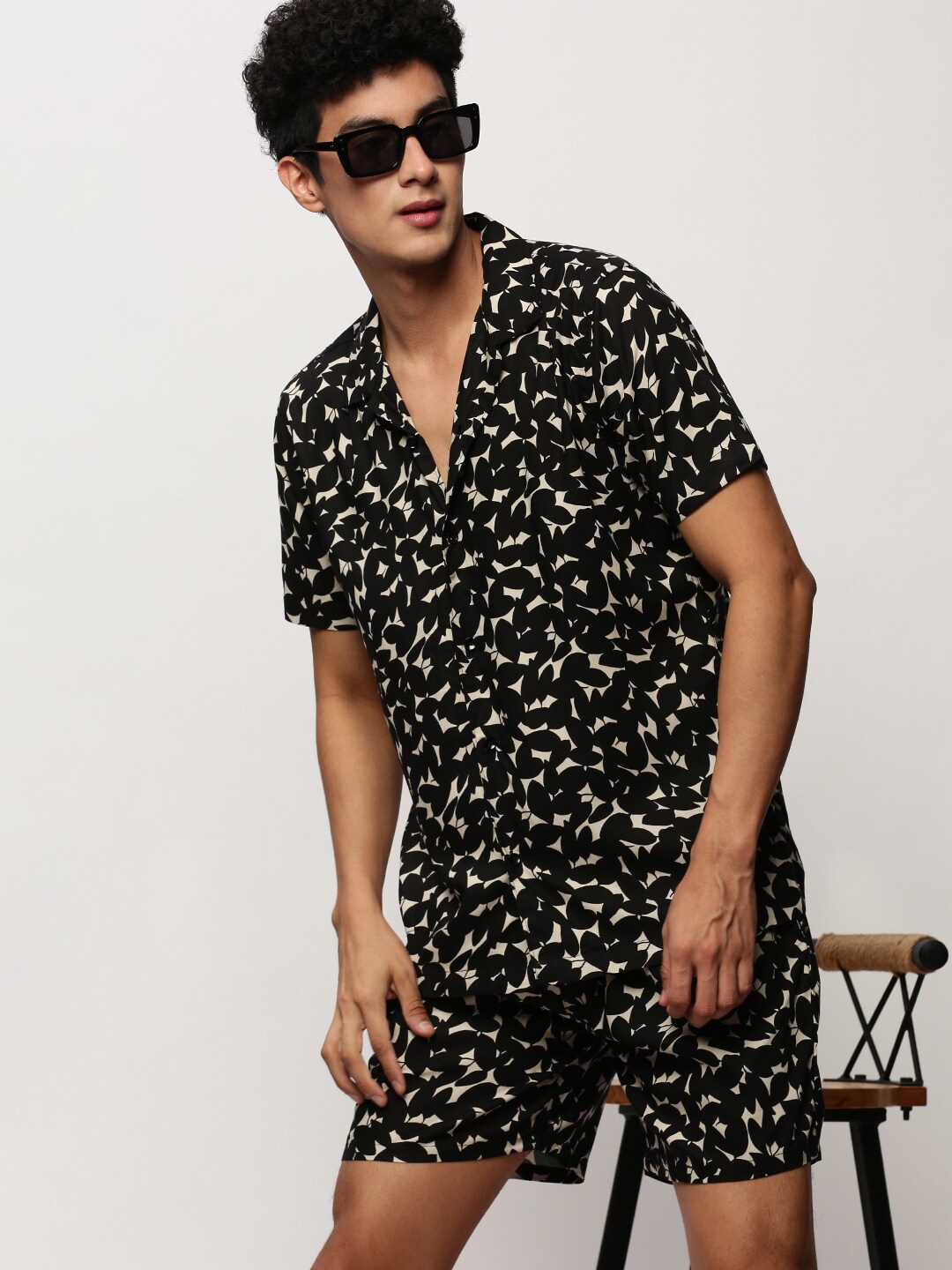 

SHOWOFF Abstract Printed Notched Lapel Collar T-Shirt With Shorts, Black