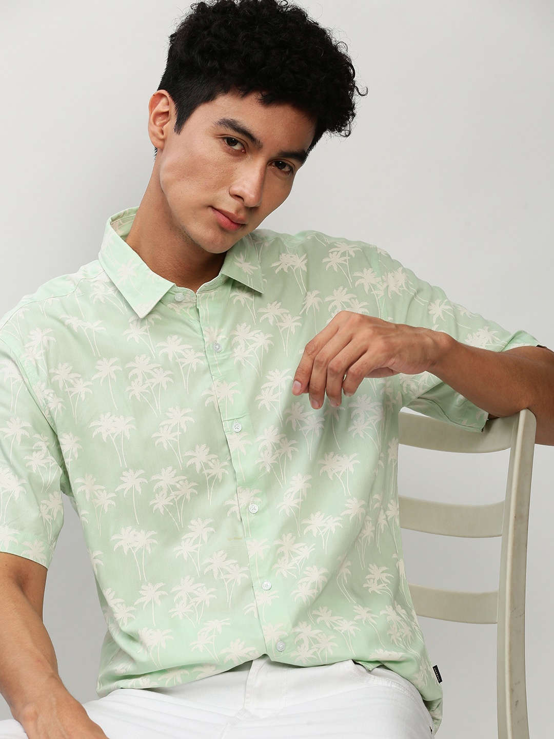 

SHOWOFF Standard Slim Fit Tropical Opaque Printed Cotton Casual Shirt, Green