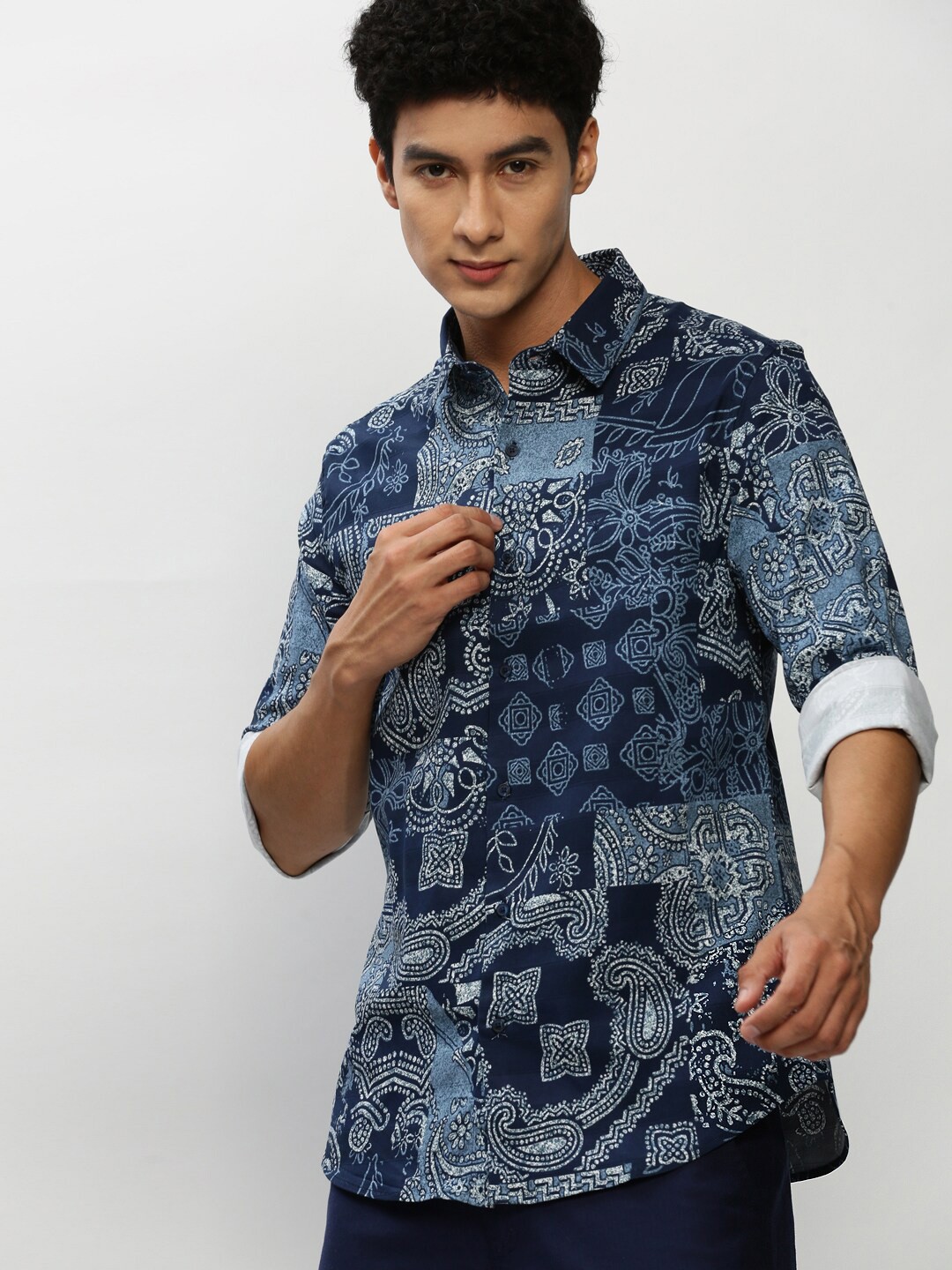 

SHOWOFF Smart Slim Fit Ethnic Motifs Printed Twill Weave Cotton Casual Shirt, Navy blue