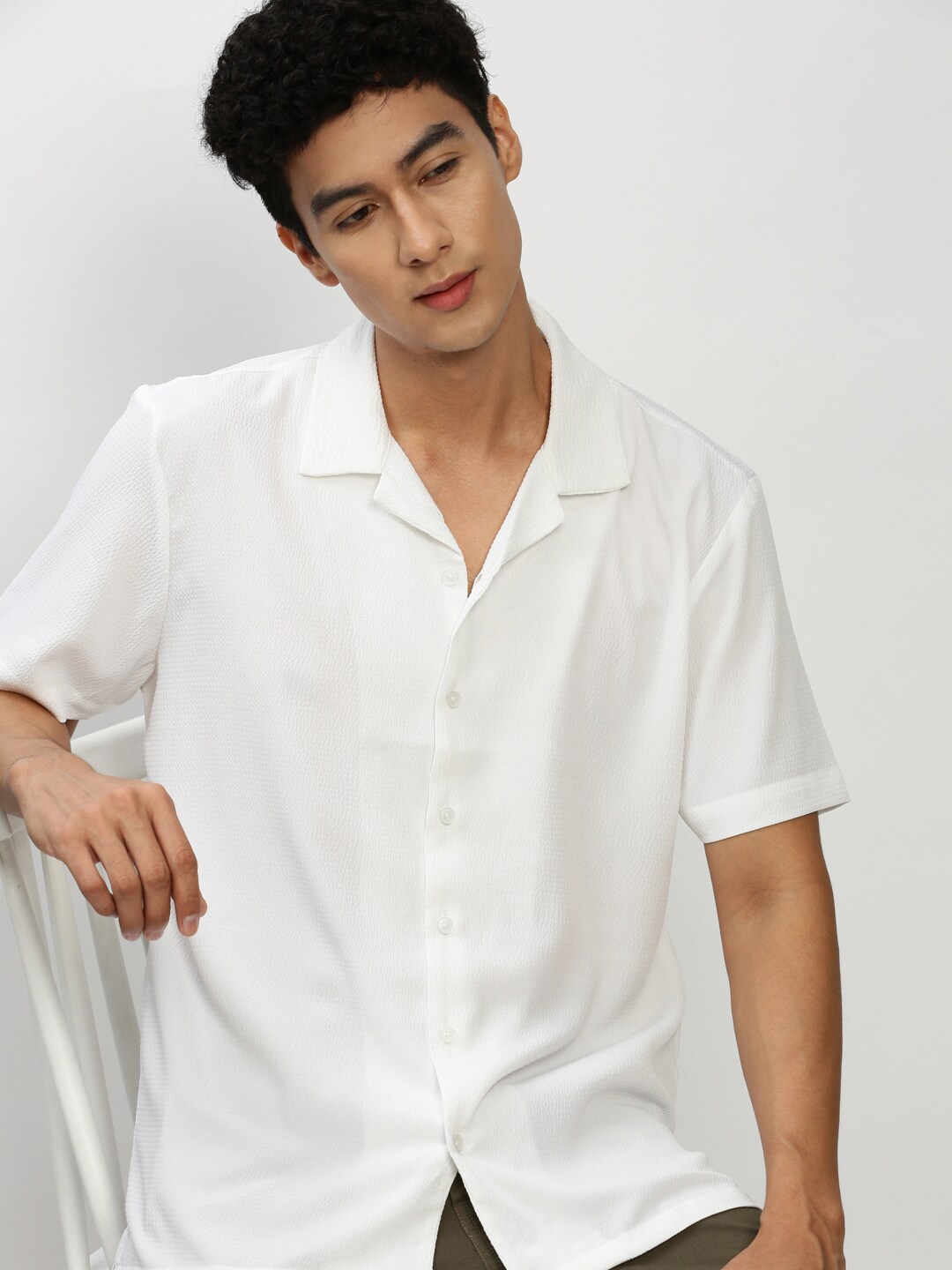 

SHOWOFF Premium Relaxed Fit Cuban Collar Seersucker Weave Casual Shirt, White