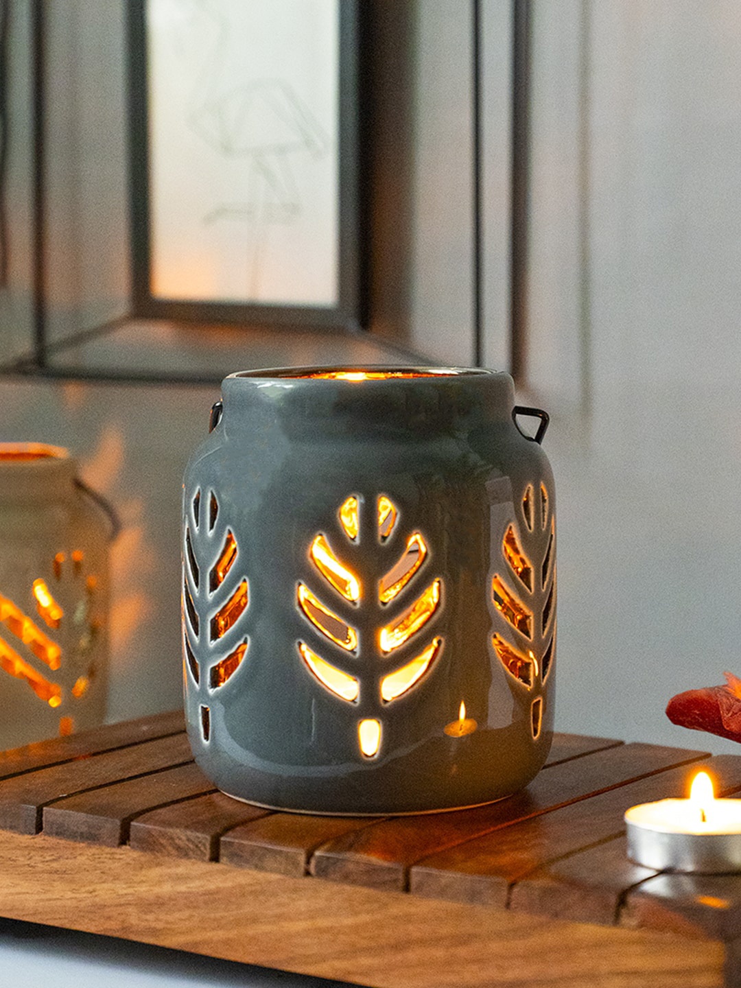 

MARKET99 Black Ceramic T-Light Candle Holder