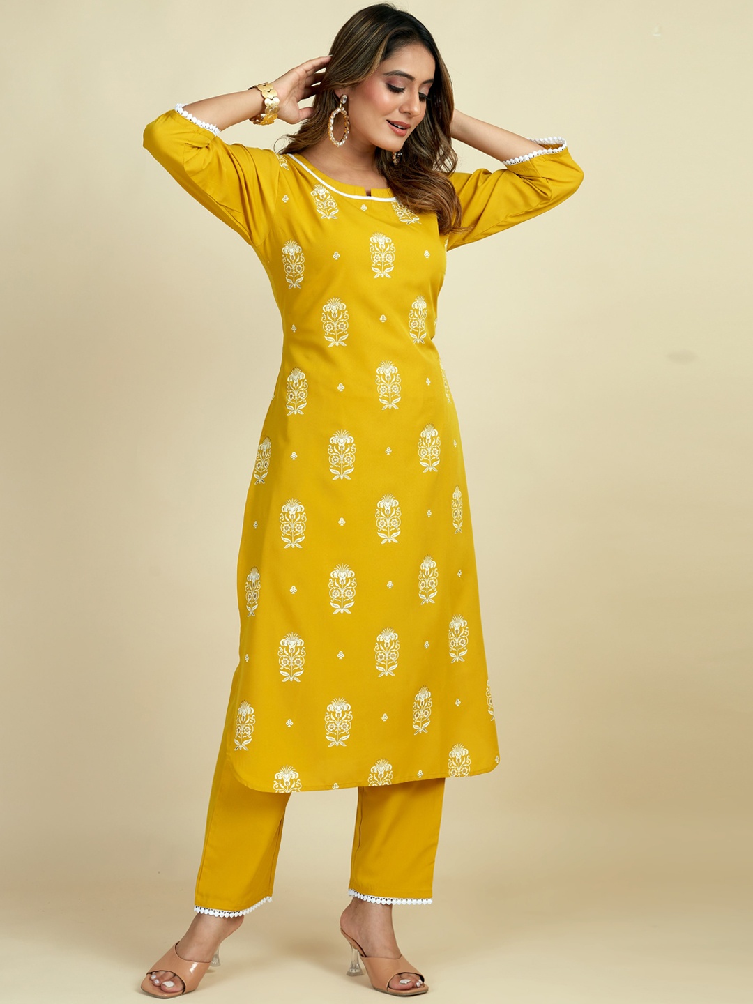 

MINGORA Floral Printed Straight Kurta With Trousers, Yellow