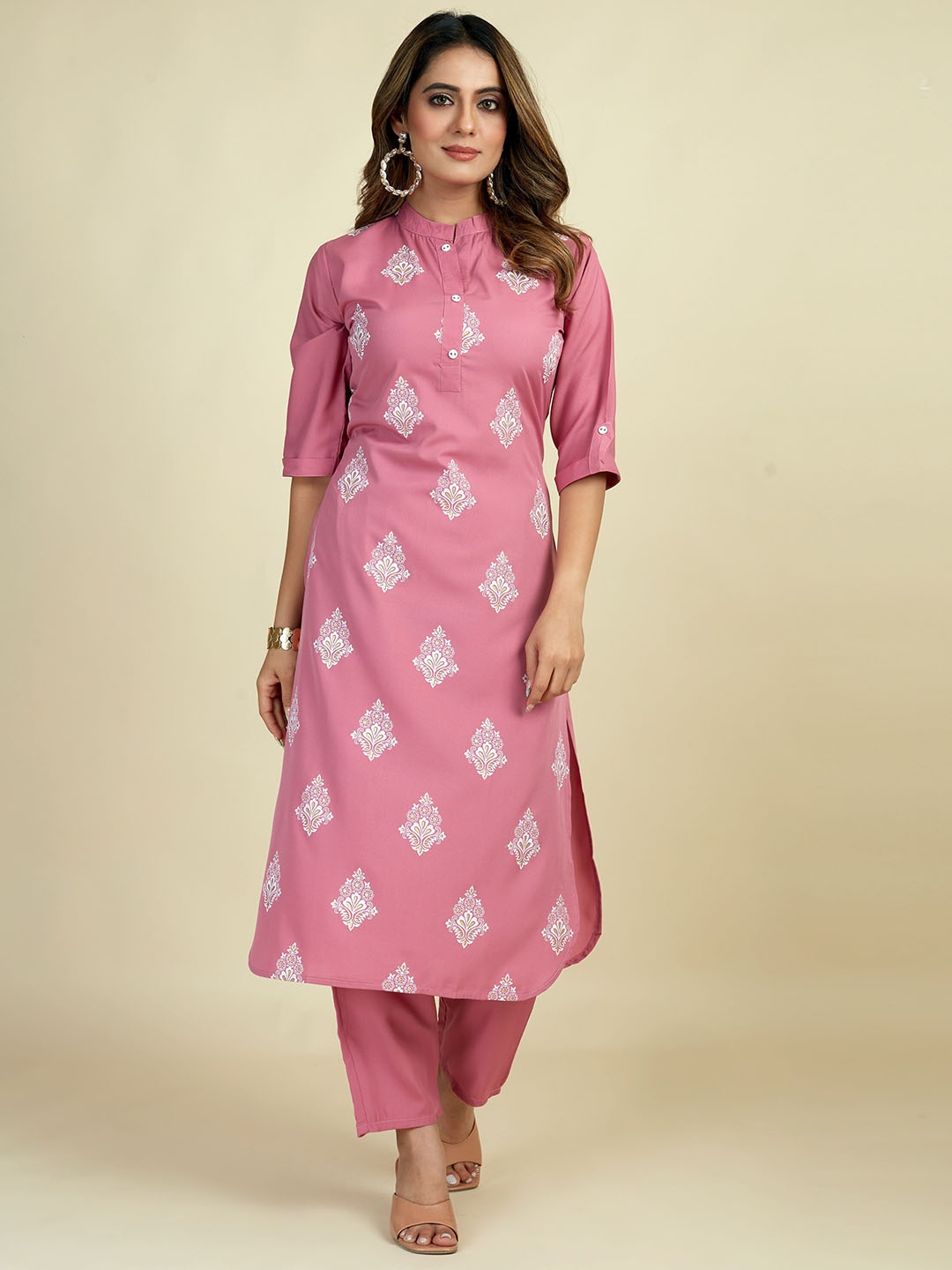 

MINGORA Floral Printed Mandarin Collar Straight Kurta With Trousers, Purple