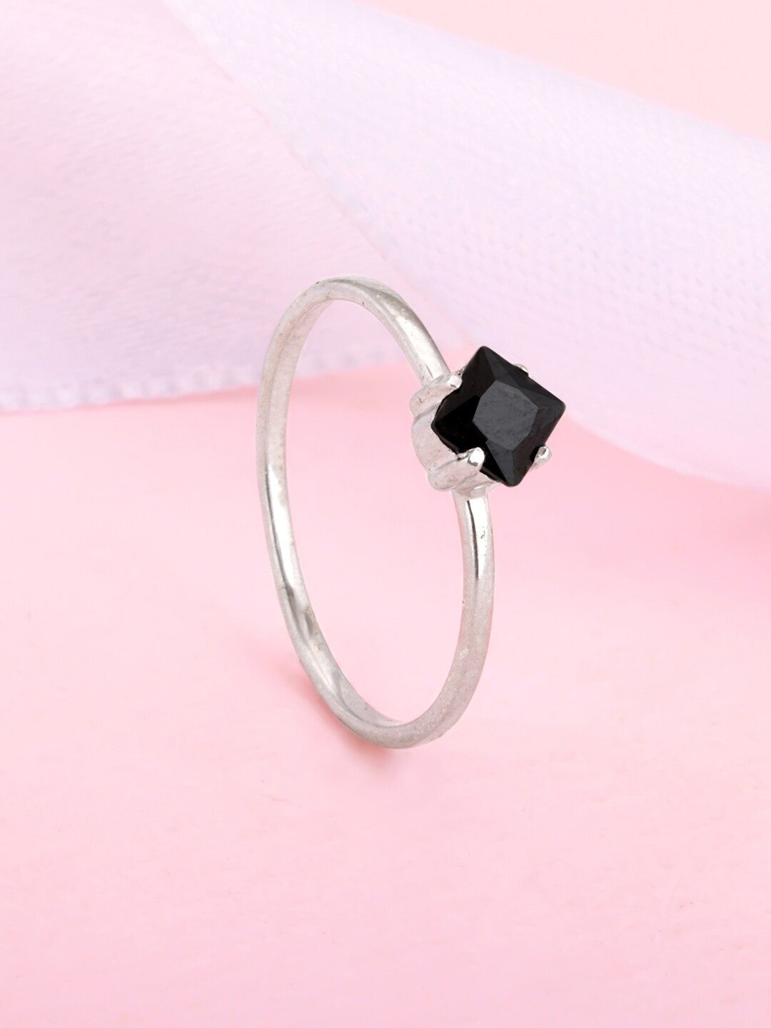 

GIVA 925 Sterling Silver Rhodium-Plated Onyx Studded Finger Ring