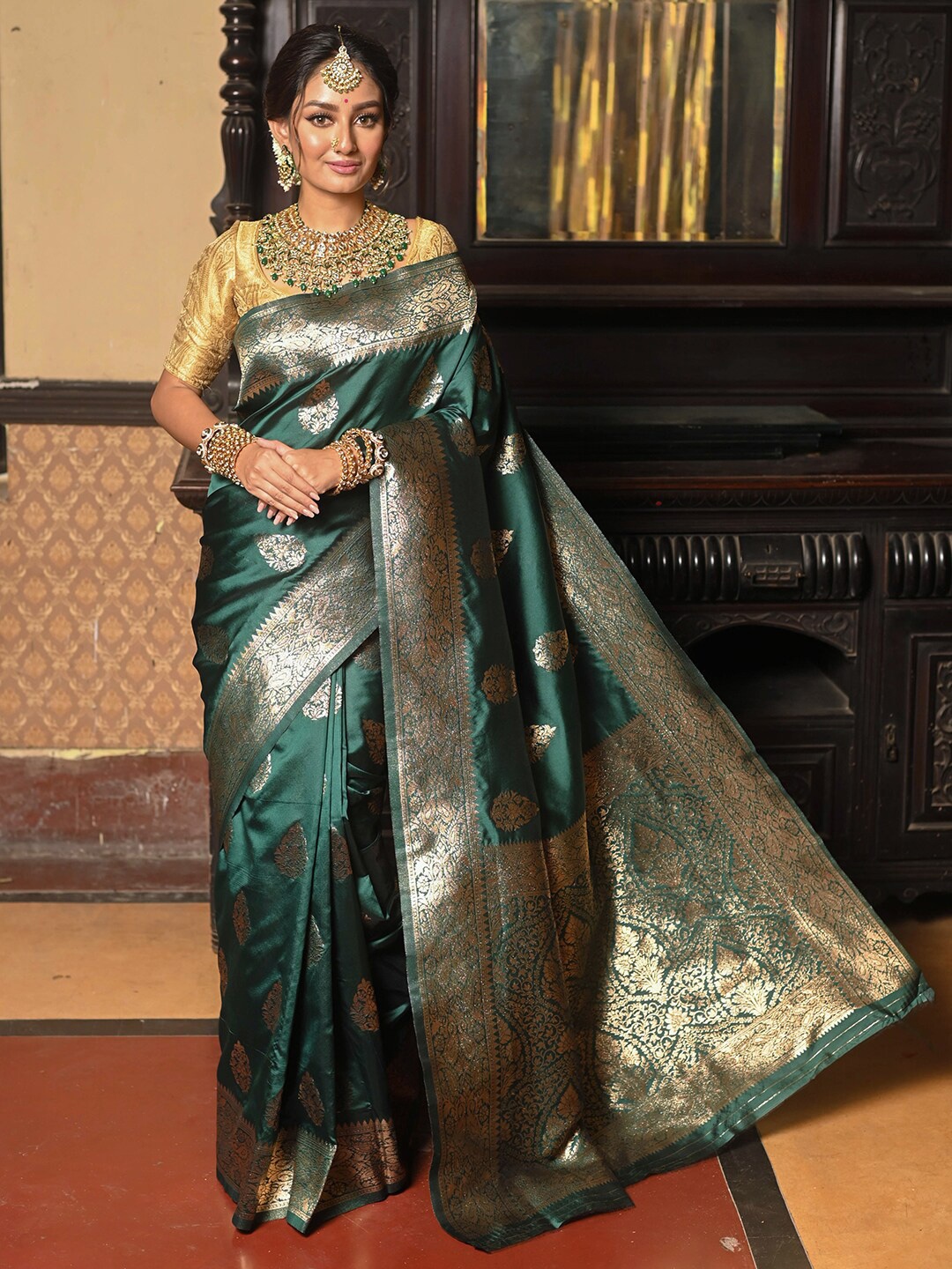 

Anouk Green & Gold-Toned Ethnic Motif Woven Design Zari Banarasi Saree