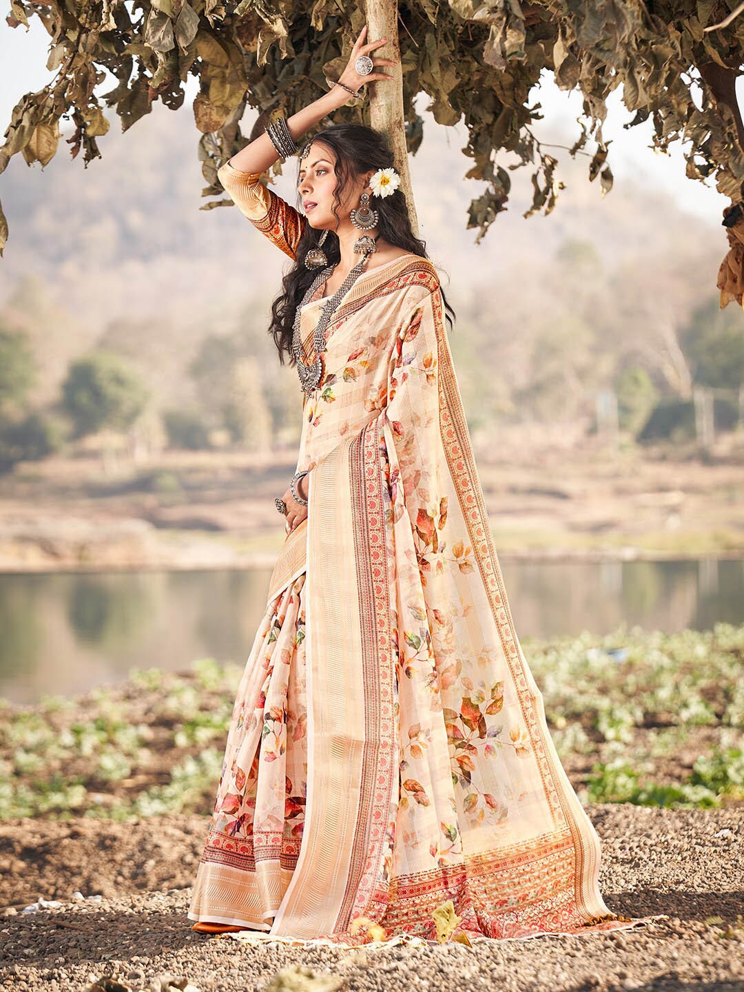 

KARAGIRI Floral Printed Saree, Cream
