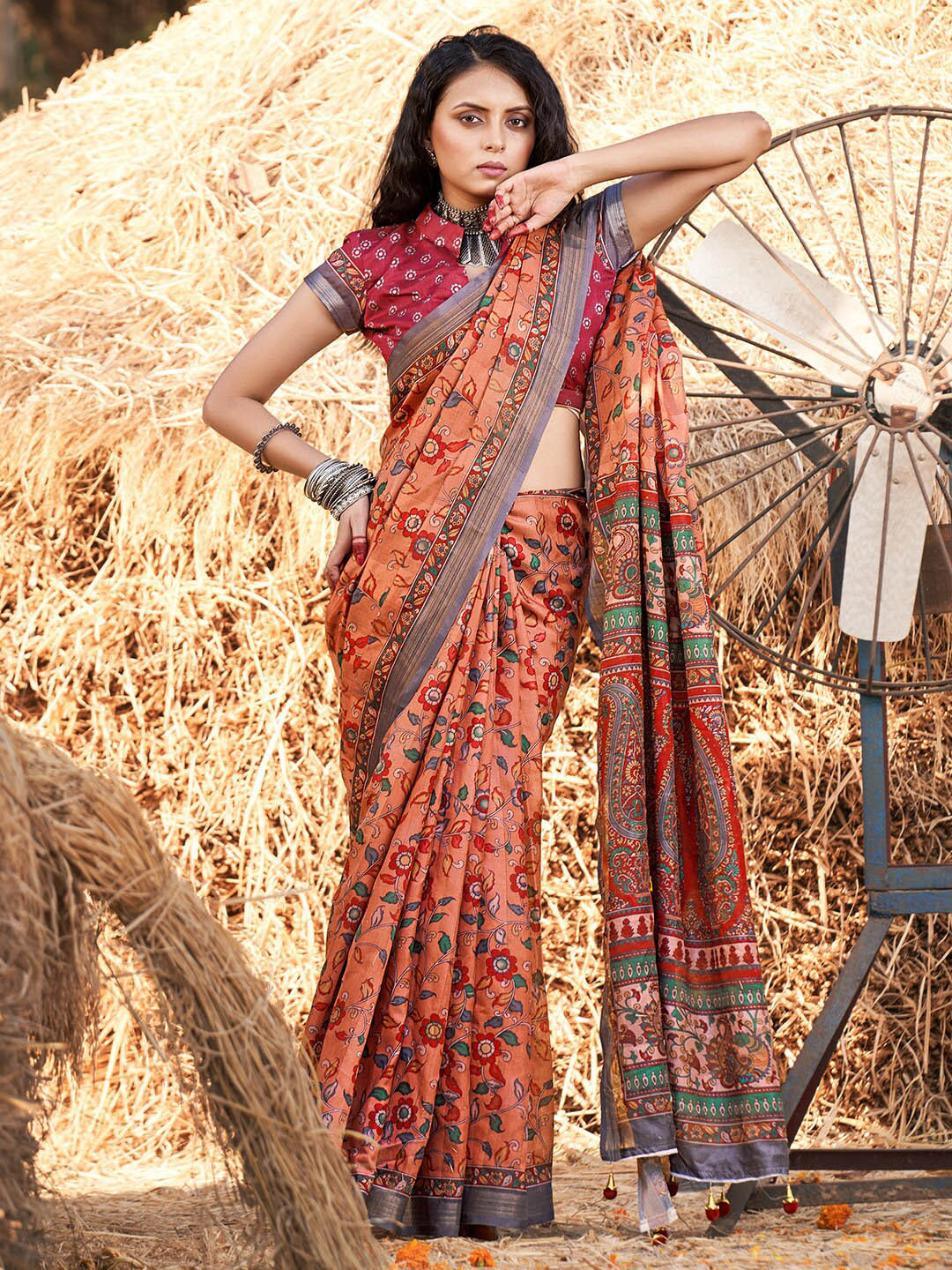 

KARAGIRI Floral Printed Saree, Orange
