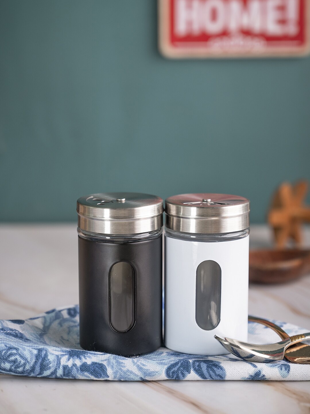 

MARKET99 Black & White 2 Pieces BPA Free Glass Salt And Pepper Shakers 80 ML Each