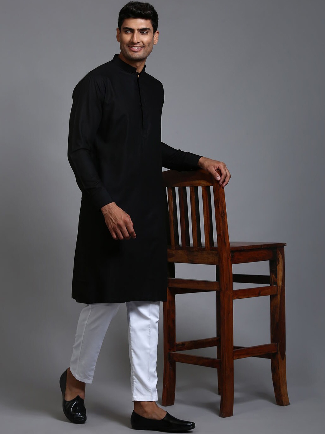 

VASTRAMAY Mandarin Collar Kurta With Pyjamas, Black