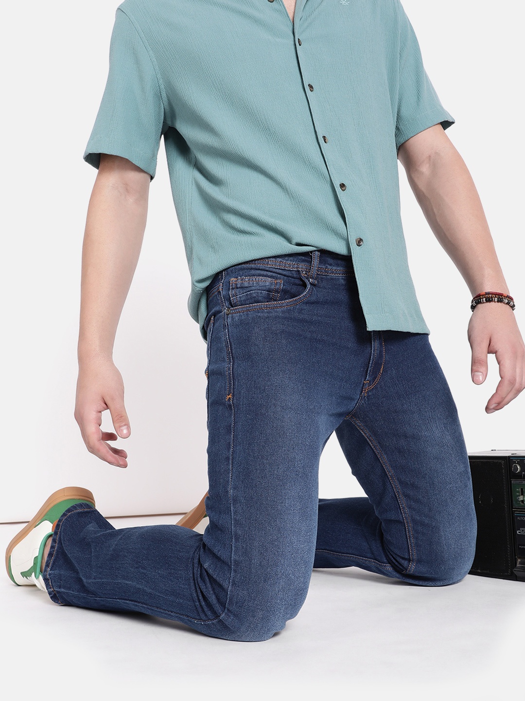 

The Roadster Lifestyle Co. Men Bootcut Light Fade Stretchable Jeans, Blue