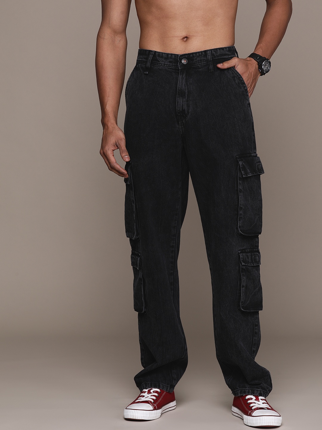 

The Roadster Lifestyle Co. Men Straight Fit Pure Cotton Cargo Jeans, Black