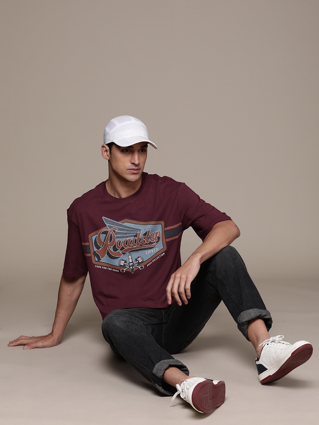 

The Roadster Lifestyle Co. Men Printed Pure Cotton T-shirt, Burgundy