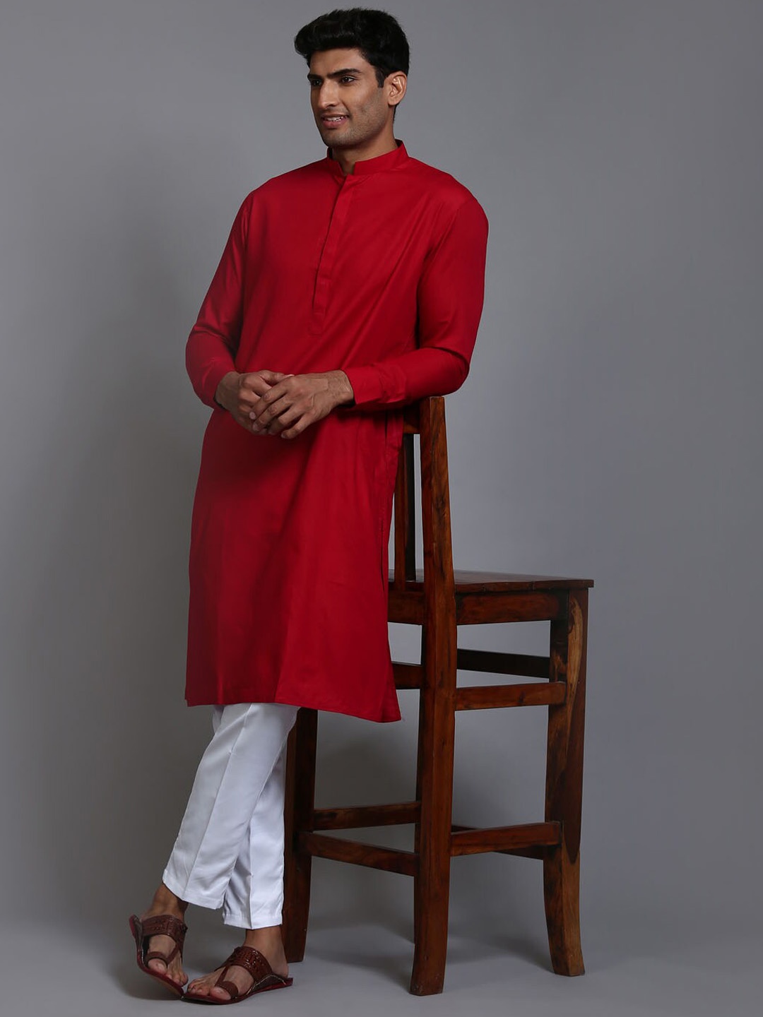 

VASTRAMAY Mandarin Collar Straight Kurta With Trousers, Maroon