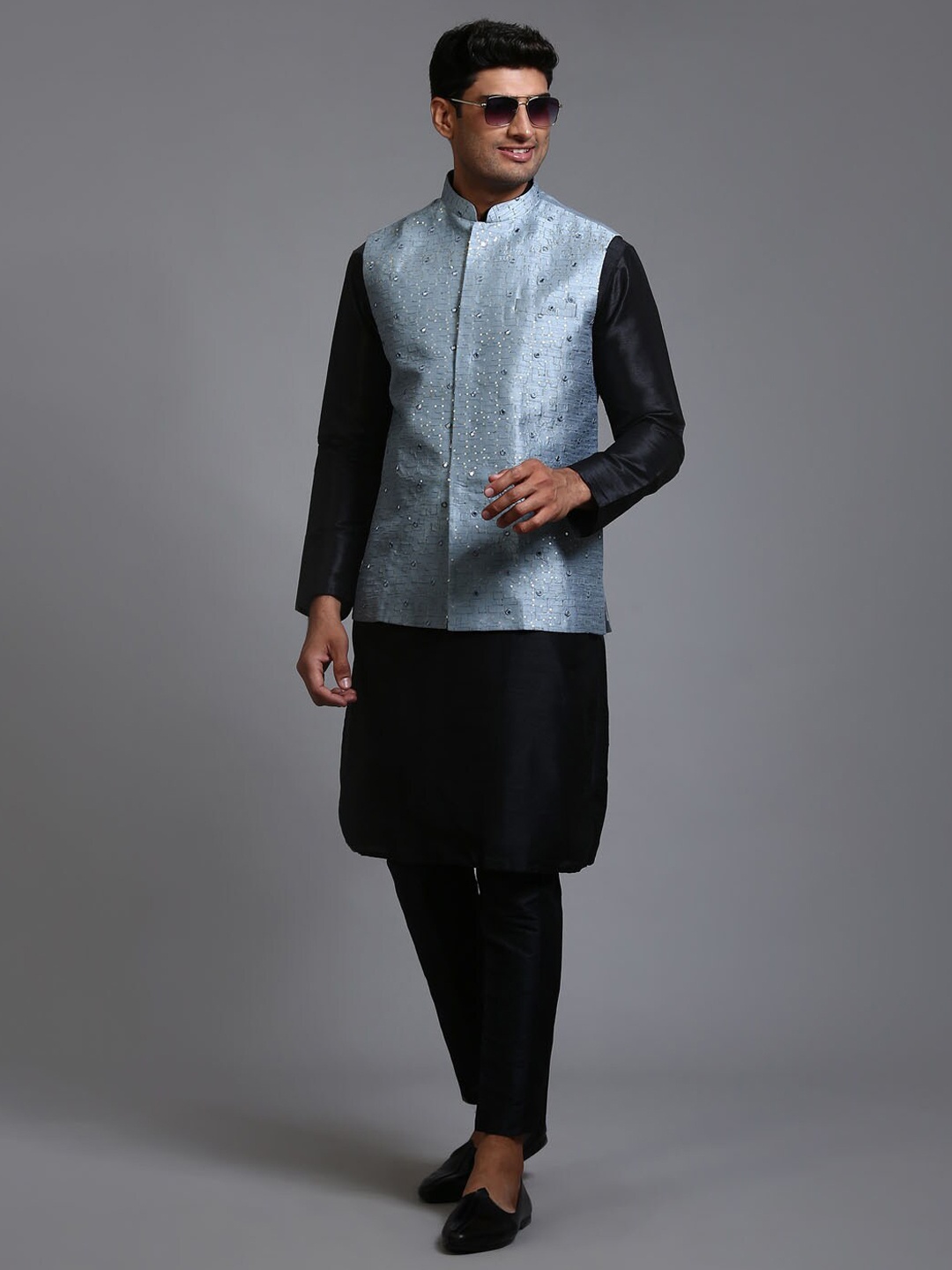 

VASTRAMAY Mandarin Collar Sequinned Kurta With Trousers, Black