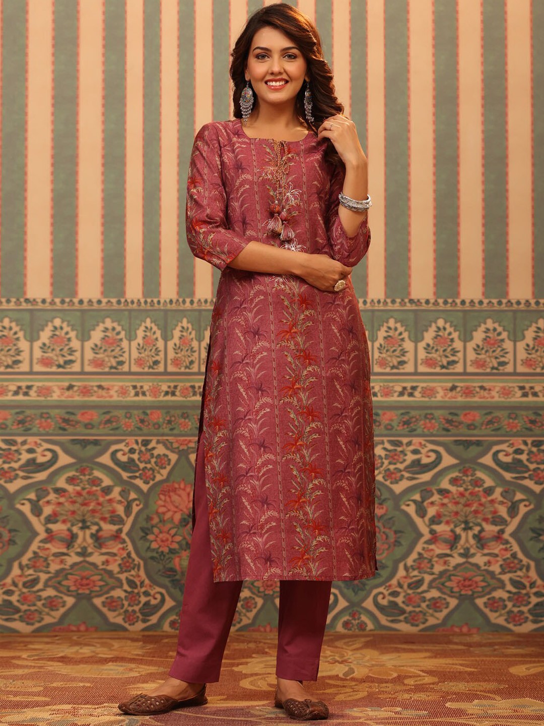 

Meena Bazaar Floral Printed Regular Straight Kurta With Trousers, Maroon