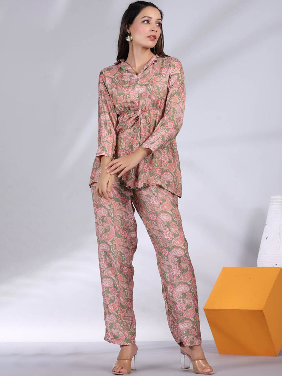 

Meena Bazaar Women Green Paisley Printed Regular Top with Trousers