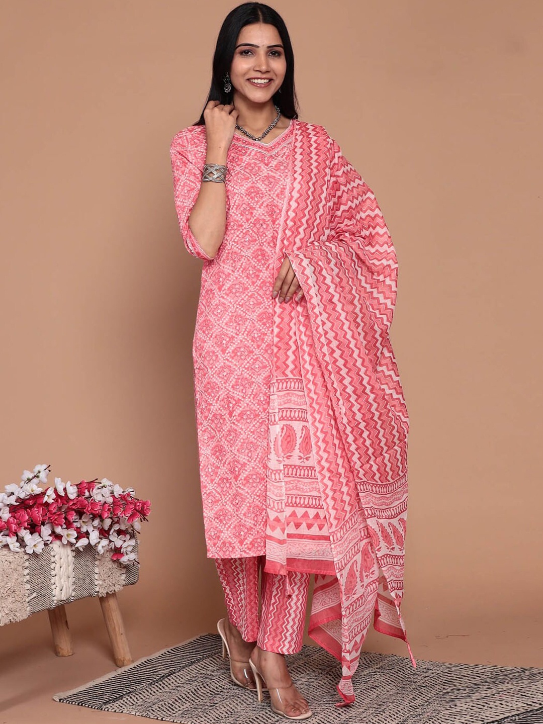 

Meena Bazaar Bandhani Printed Regular Straight Kurta & Trousers With Dupatta, Pink