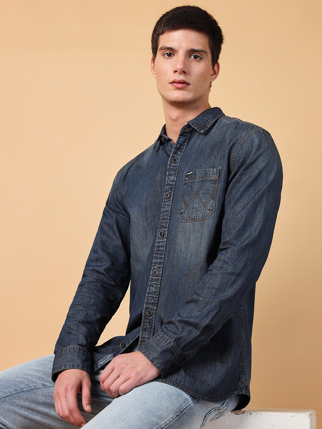 

Wrangler Spread Collar Faded Denim Casual Shirt, Blue