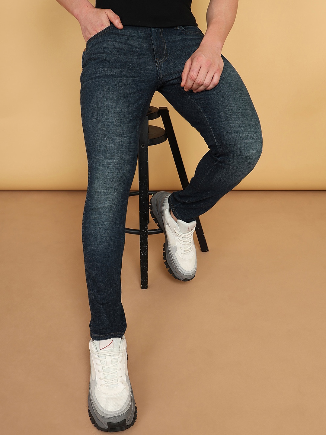 

Wrangler Men Slim Fit Light Fade Comfort Clean Look Jeans, Blue