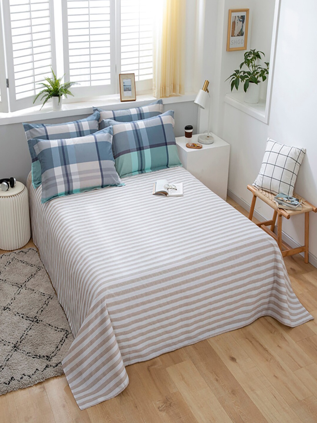 

JC HOME White & Grey Striped Cotton 220 TC King Bedsheet with 2 Pillow Covers