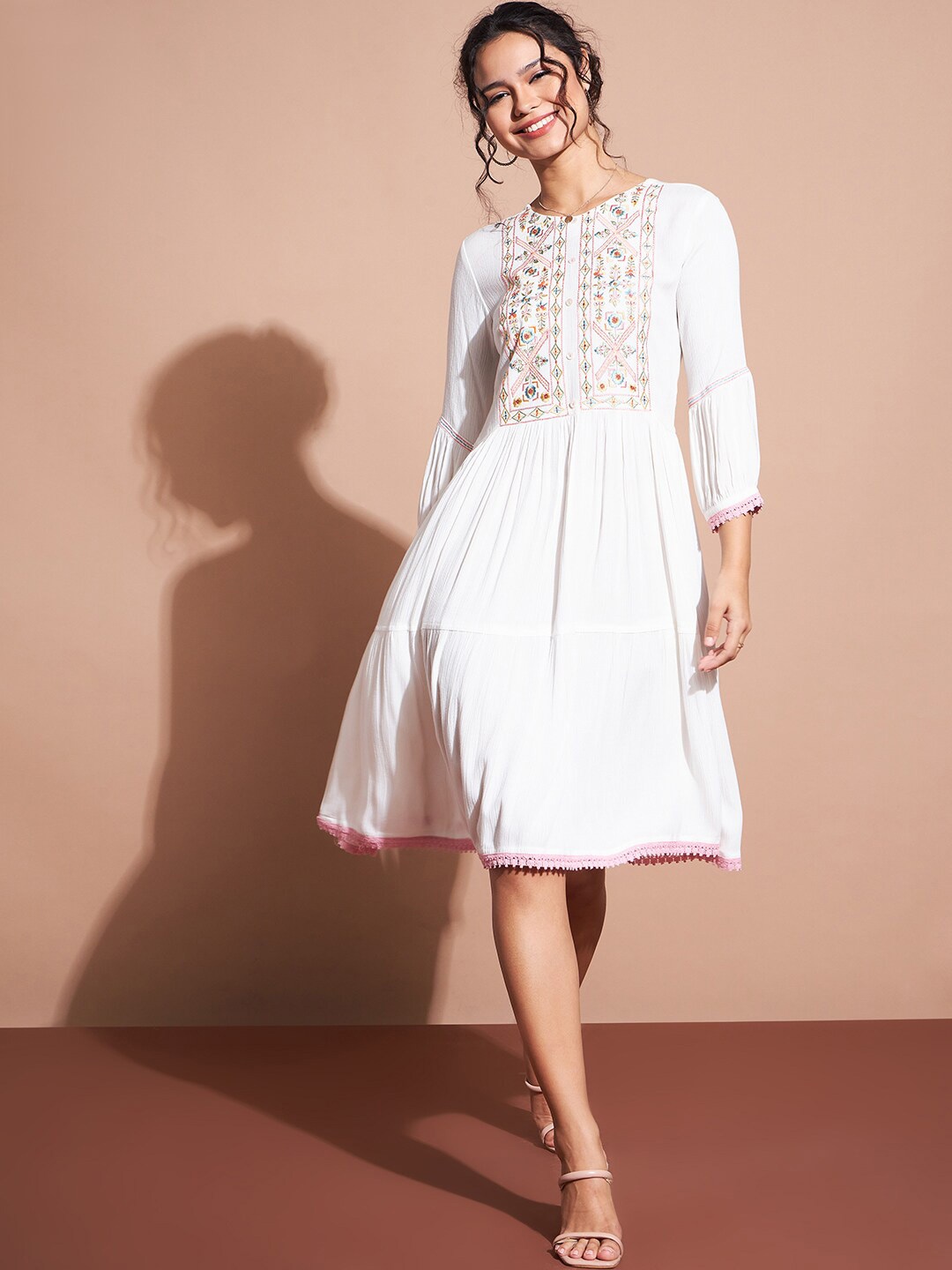 

DressBerry White Geometric Embroidered Cuffed Sleeves Tiered Fit & Flare Crepe Dress