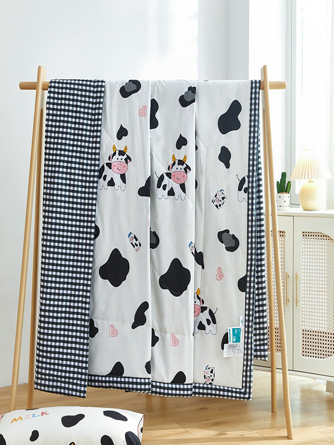 

JC HOME White & Black Printed Pure Cotton AC Room 350 GSM Double Bed Quilt