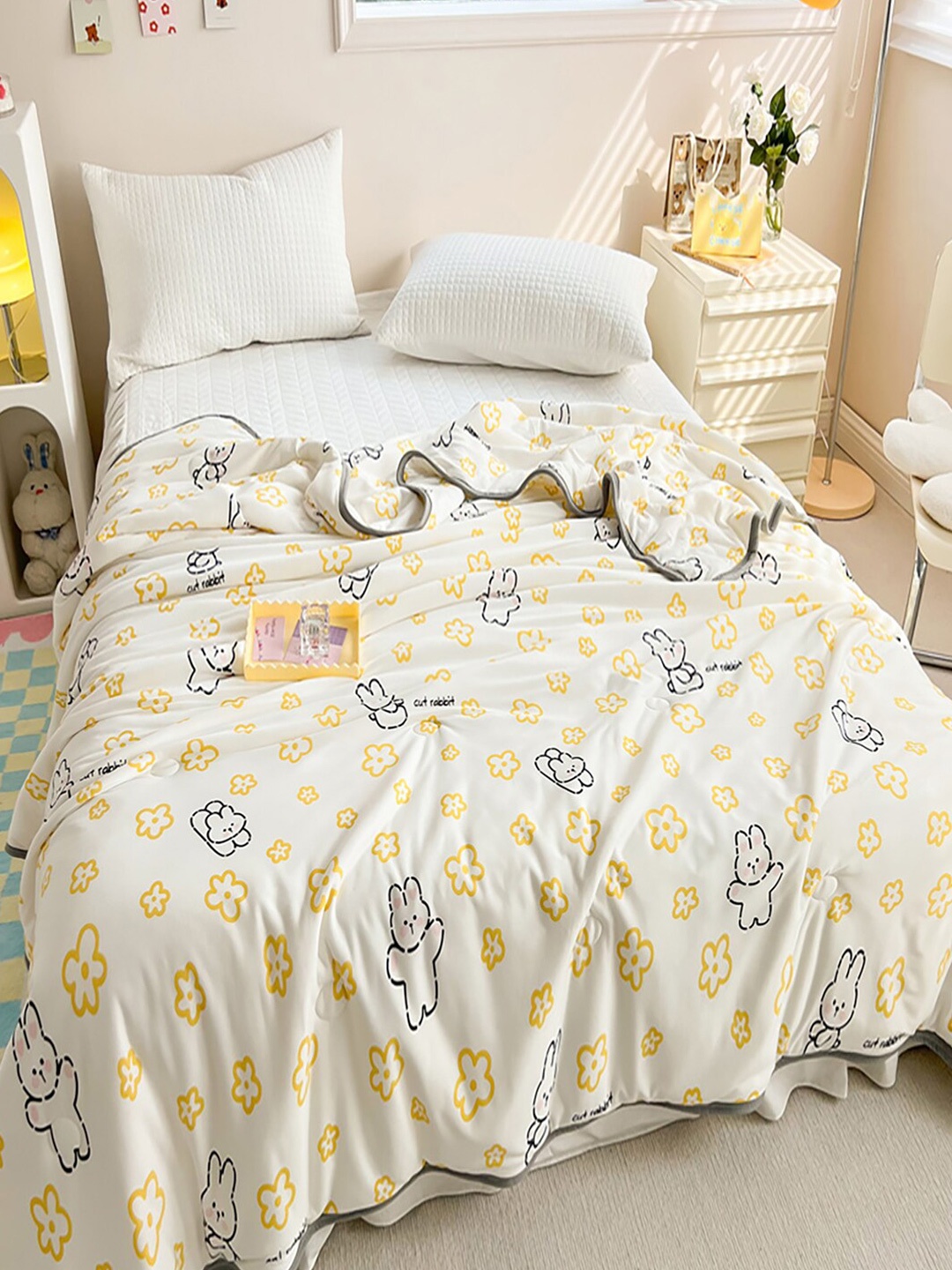 

JC HOME Cream Yellow Cartoon Characters AC Room 400 GSM Single Bed Quilt