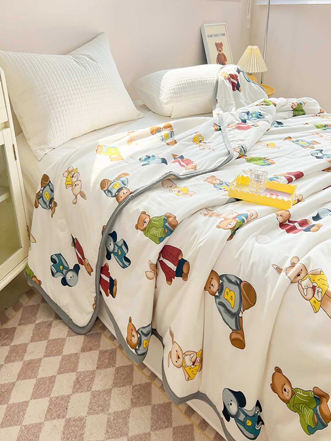 

JC HOME Off White Green Cartoon Characters AC Room 400 GSM Double Bed Quilt