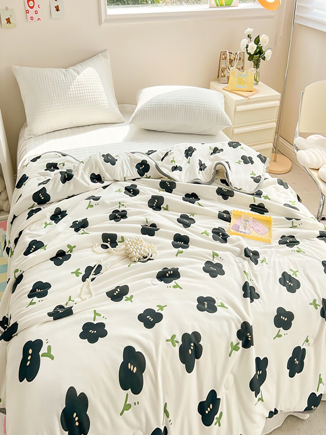 

JC HOME White Black Floral AC Room 400 GSM Single Bed Quilt