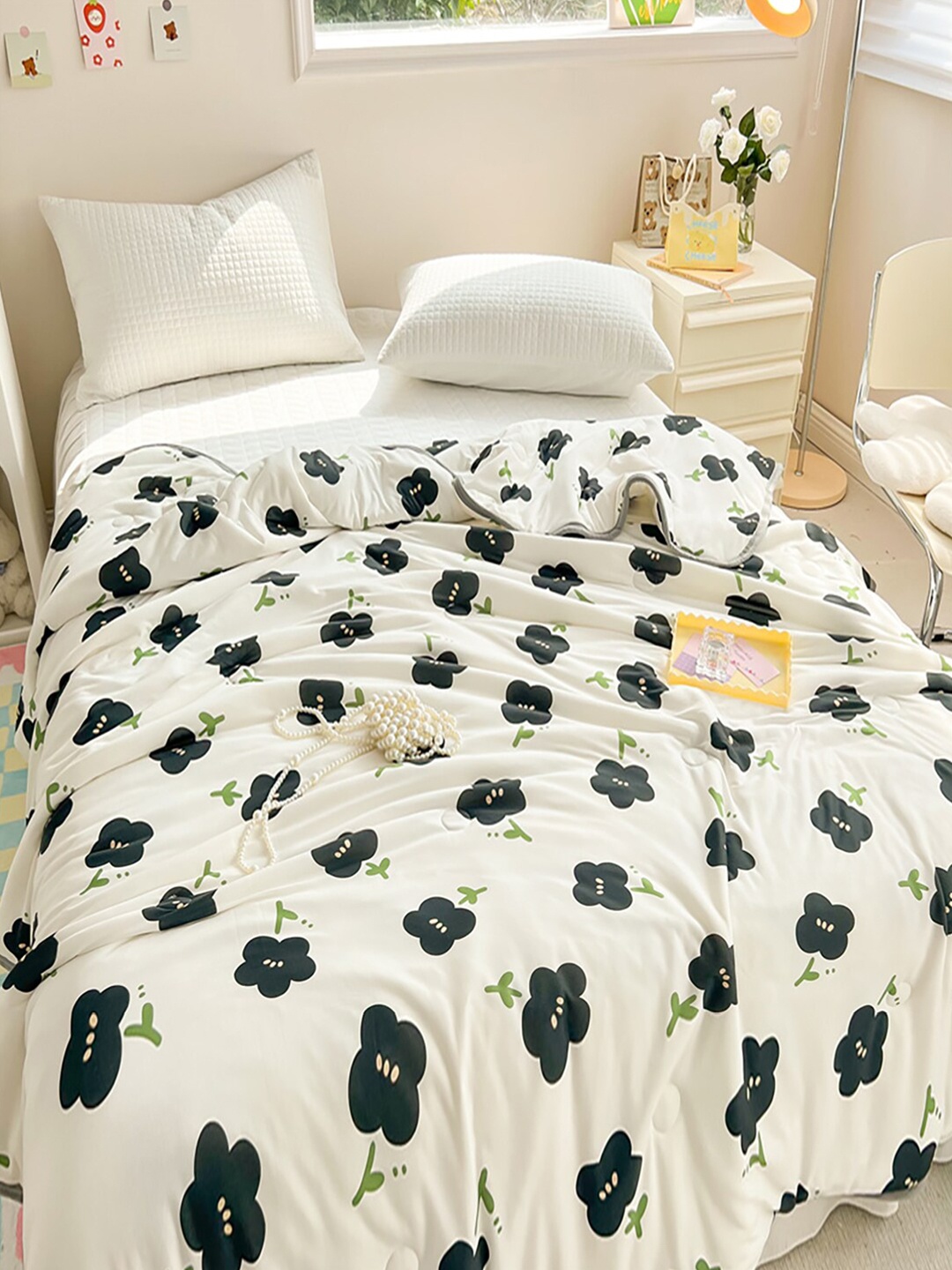 

JC HOME White & Black Floral AC Room 400 GSM Double Bed Quilt