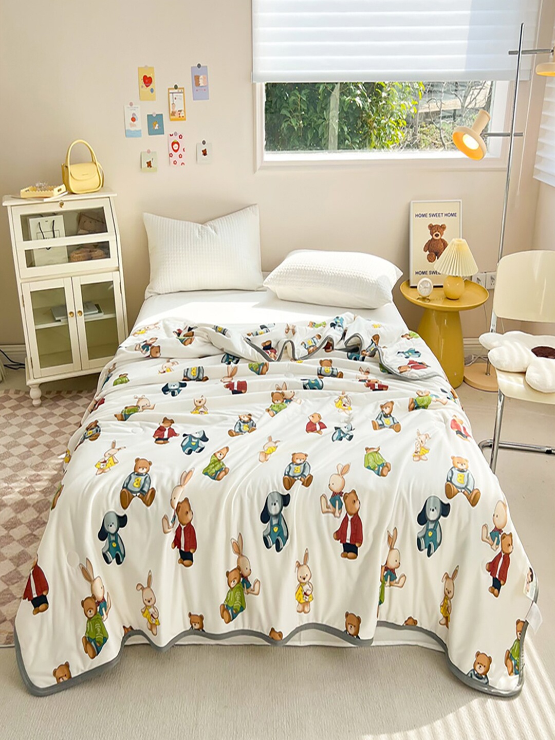 

JC Collection White & Green Cartoon Characters AC Room 400 GSM Double Bed Quilt