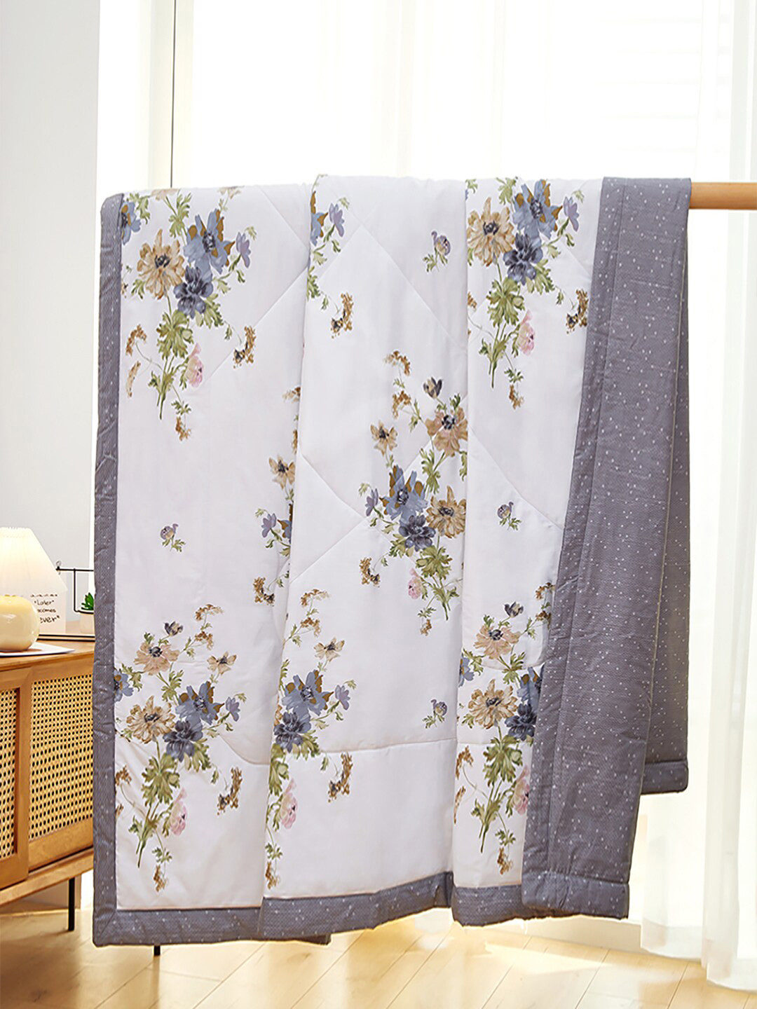 

JC HOME White Grey Floral Pure Cotton AC Room 350 GSM Double Bed Quilt