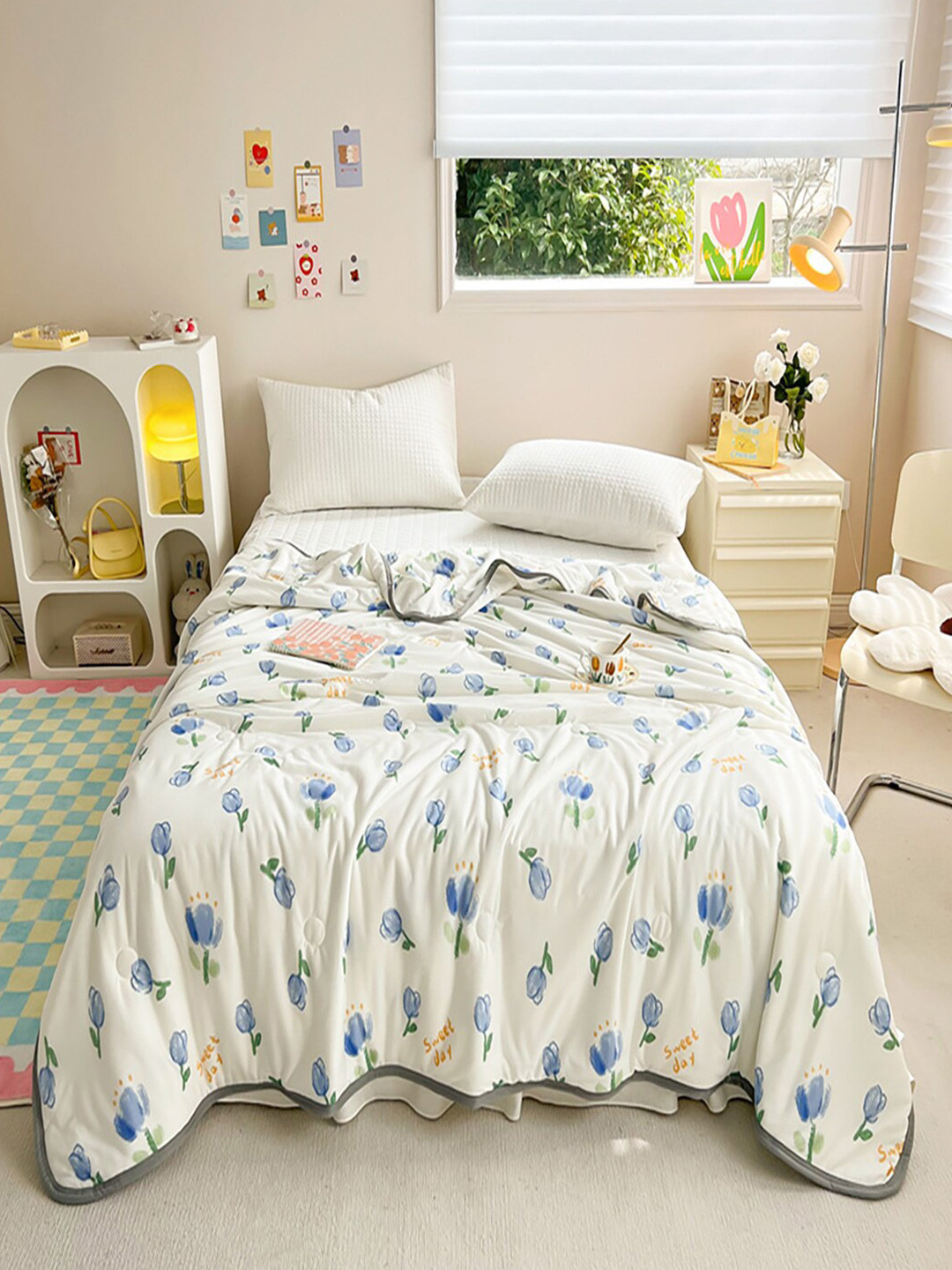 

JC HOME White & Blue Floral AC Room 400 GSM Double Bed Quilt