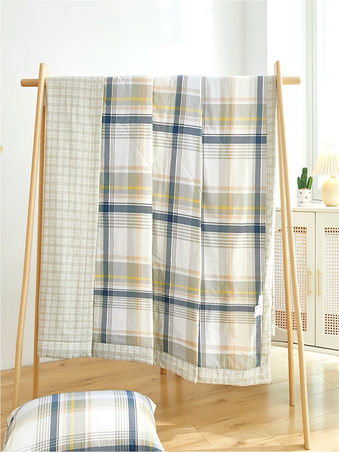 

JC HOME White & Grey Checked Pure Cotton AC Room 350 GSM Single Bed Quilt