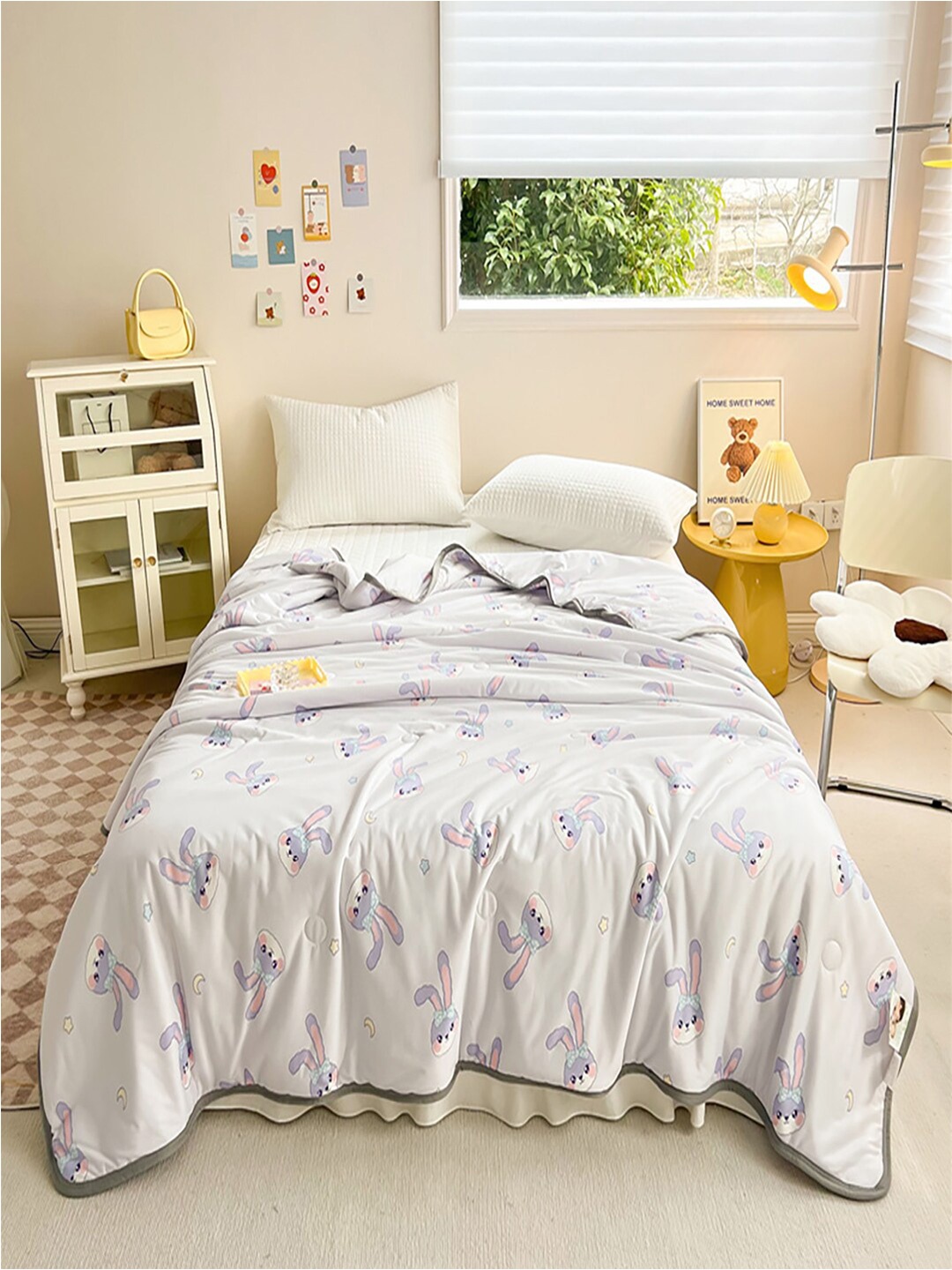 

JC HOME White Purple Conversational Printed AC Room 400 GSM Double Bed Quilt