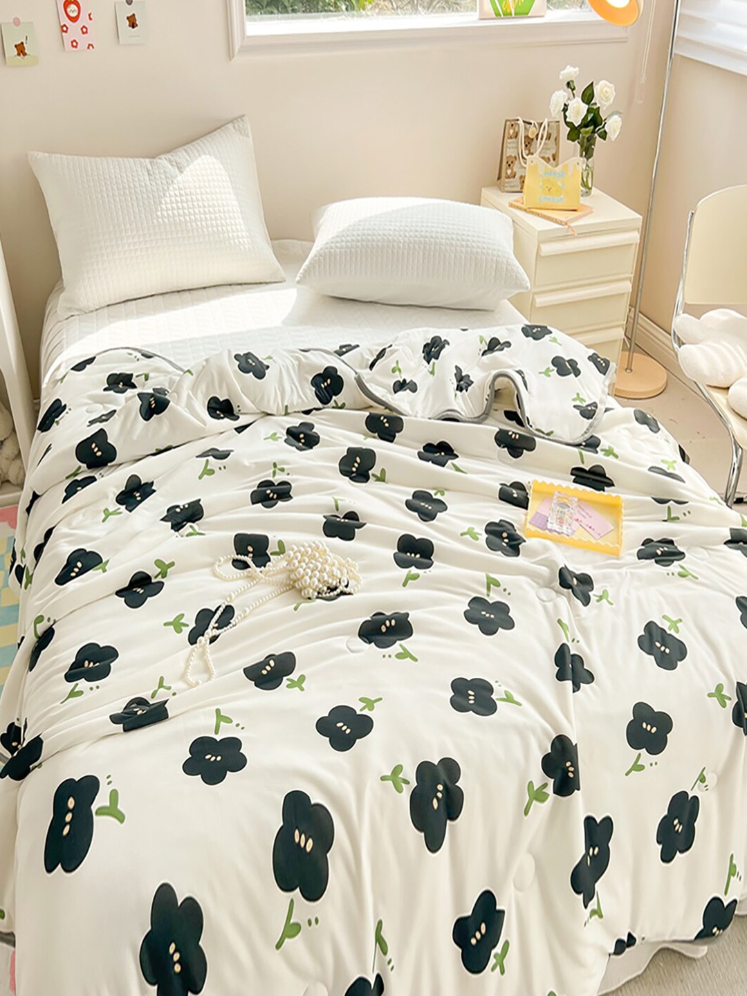 

JC HOME White & Black Floral AC Room 400 GSM Double Bed Quilt